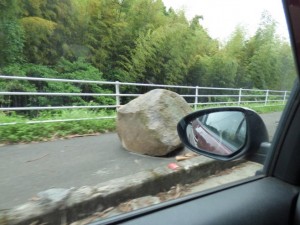 西原村の路上にはこんな大きな落石も！